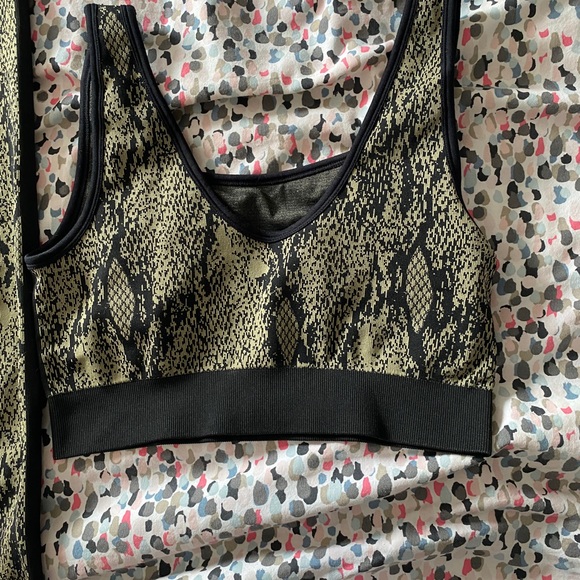 Fabletics Matching Set, Snake Skin Print, medium bottom and top - Picture 3 of 4